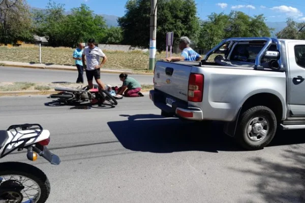 Motociclista con heridas tras chocar a una camioneta