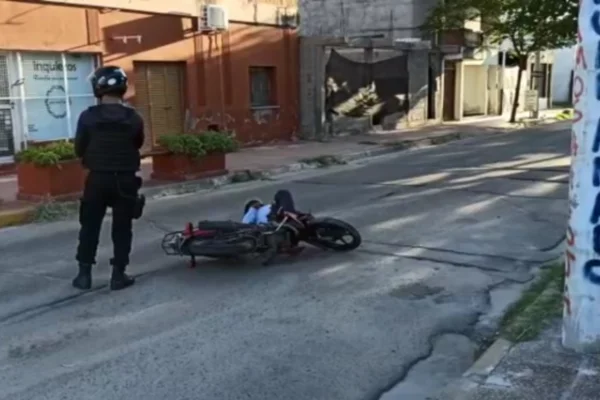 Motociclista perdió el control de su rodado, cayó al suelo y sufrió heridas