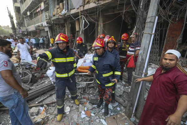 Al menos 16 muertos por explosión en un edificio comercial en Bangladesh