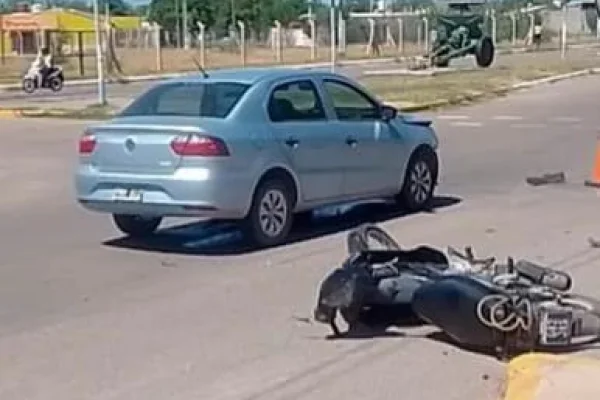 Motociclista fracturada tras chocar con un auto