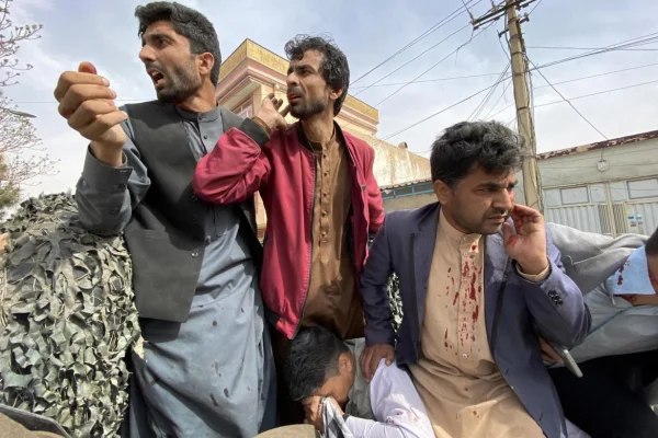 Trágico atentado en Afganistán contra periodistas y funcionarios talibanes: un muerto y ocho heridos
