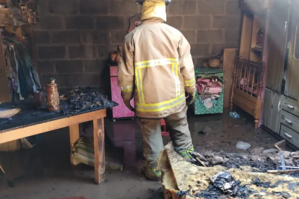 Incendio dejó daños totales en una vivienda