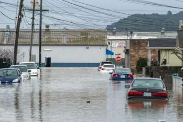 California en estado de emergencia: más de 8.500 personas debieron abandonar sus casas por fuertes lluvias e inundaciones