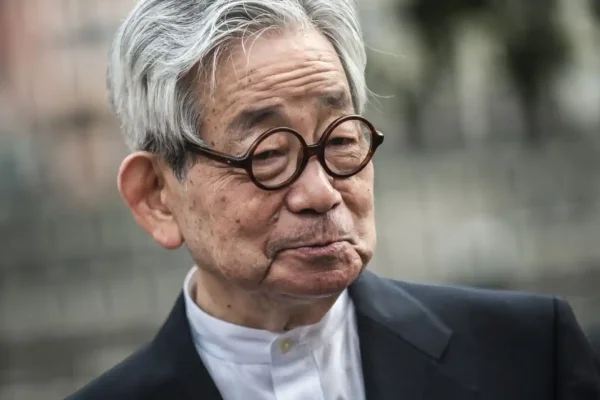Murió a los 88 años el escritor japonés Kenzaburo Oe, Premio Nobel de Literatura