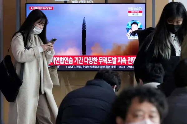 Corea del Norte lanzó dos misiles balísticos