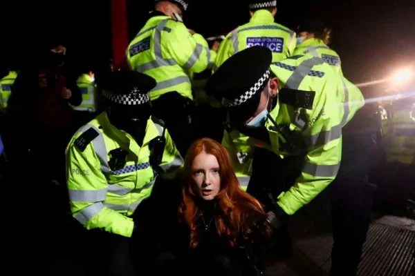 Denuncian en el Reino Unido que hubo 1.500 quejas por violencia policial contra las mujeres en seis meses y no fueron escuchadas