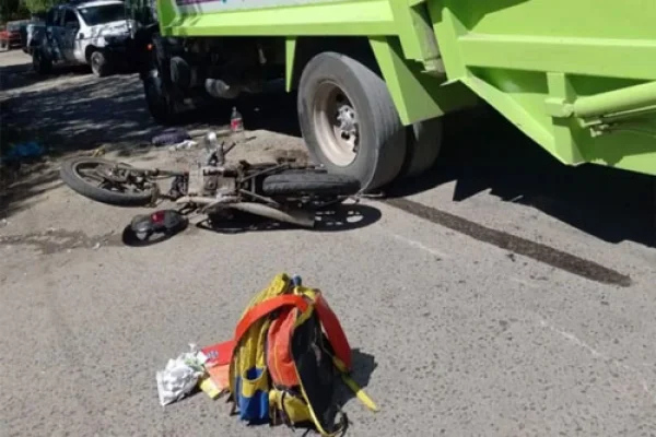 Una moto chocó con un camión recolector y un nene debió ser amputado