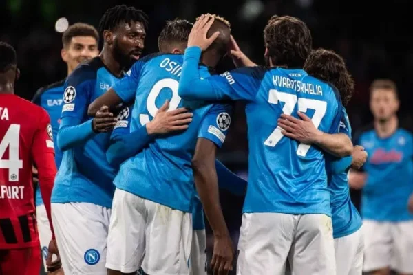 Napoli eliminó a Eintracht Frankfurt y se metió por primera vez en cuartos