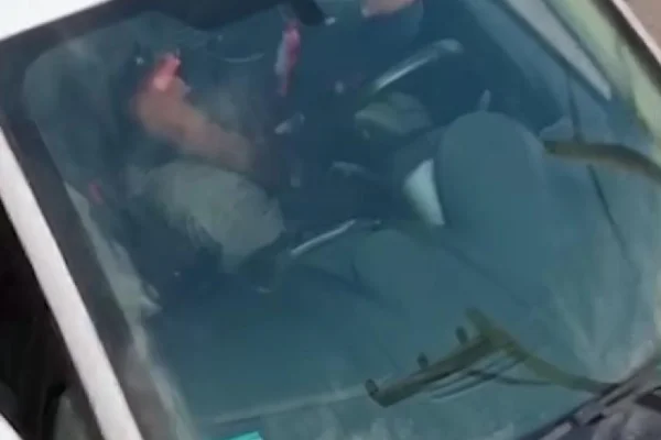 Taxista se masturbó delante de unas niñas y quedó detenido