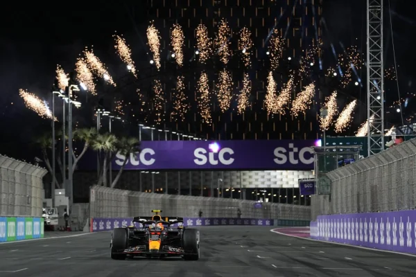 Sergio Pérez lideró el doblete de Red Bull en el GP de Arabia Saudita