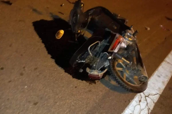 Un motociclista con heridas tras chocar con una camioneta