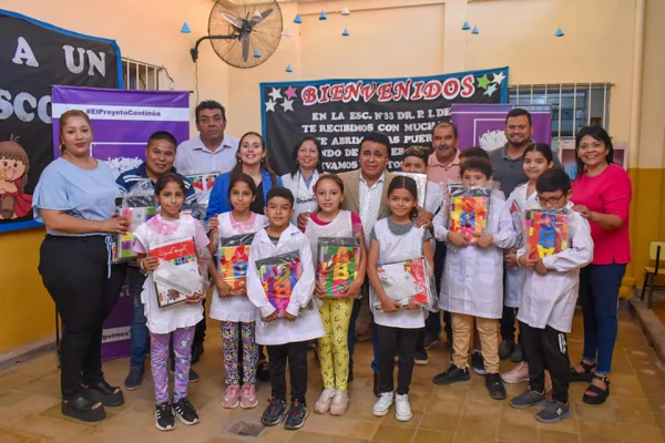 Entregaron kits escolares en Aimogasta