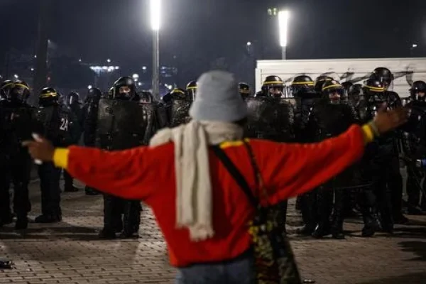 Casi 300 detenidos en Francia en otra noche de protestas contra el decreto de Macron que impuso la reforma de las pensiones