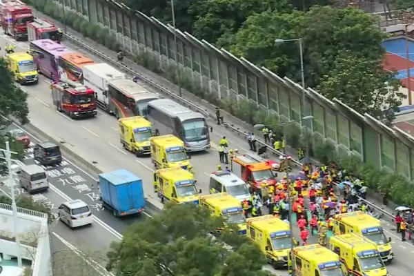 70 heridos en Hong Kong tras el choque de cuatro colectivos y un camión