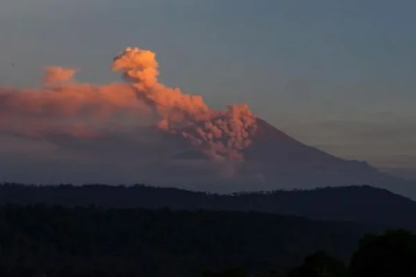 Ecuador: el volcán Sangay generó cerca de 90 explosiones en un día