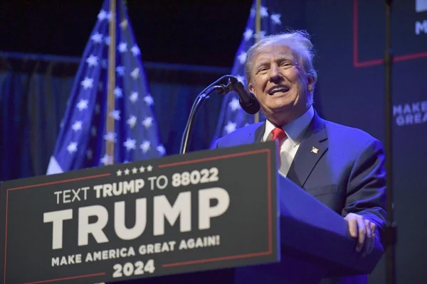 Trump arrancó su campaña en la icónica Waco y denunció una 