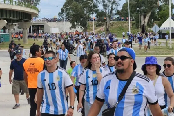 Furor por la Selección en Santiago: entre la alegría por el partido y la decepción por entradas falsas