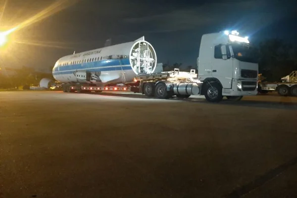 Llegó a Córdoba el histórico avión de Malvinas rescatado por un museo de Oliva