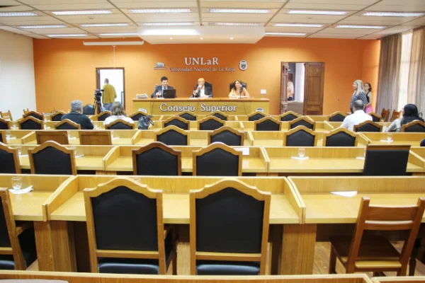 La segunda sesión del Consejo Superior de la UNLaR fue suspendida por falta de quórum