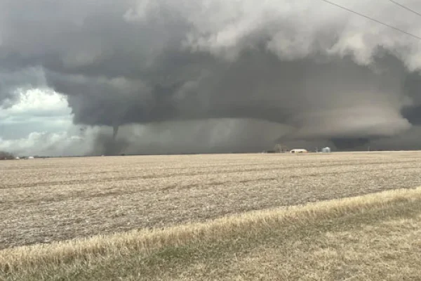 Estados Unidos: cazadores de tormenta captan dos tornados simultáneos