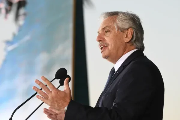 El Presidente va a Chile por el Abrazo de Maipú y participa de cumbre latinoamericana por inflación