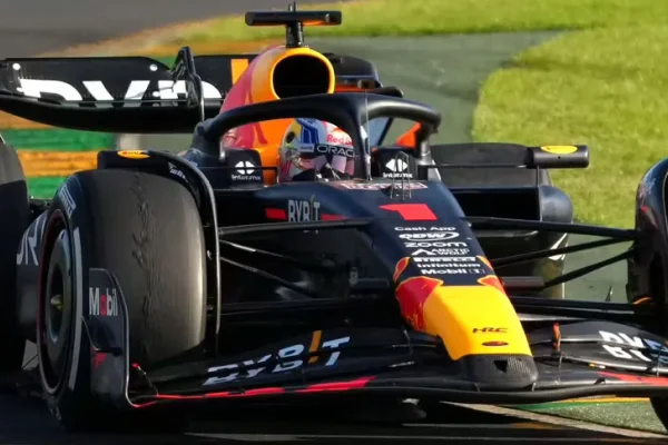 Max Verstappen ganó el Gran Premio de Australia, en una carrera llena de choques