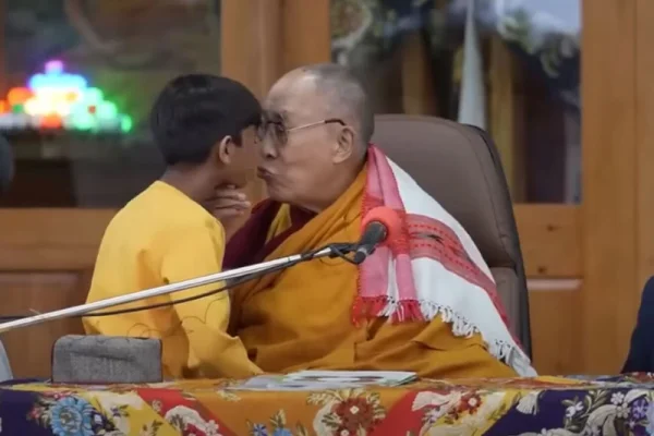 El Dalai Lama pidió disculpas a un niño por pedirle chuparle la lengua