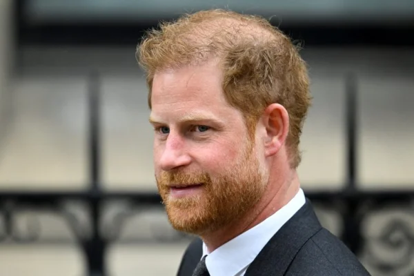 El príncipe Harry asistirá a la coronación de su padre sin su esposa Meghan y sus hijos
