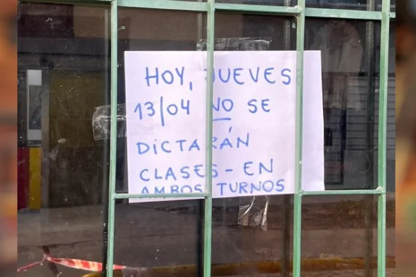 Una comisaría fue atacada a tiros en Rosario y una escuela anunció la suspensión de clases