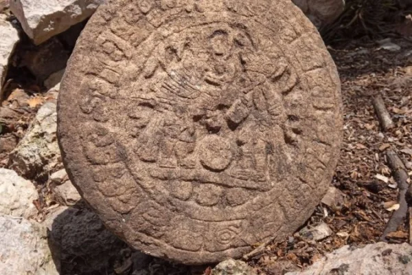 Hallan disco con jeroglíficos mayas en Chichén Itzá ''que puede cambiar la historia''