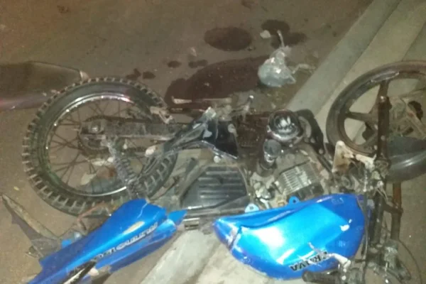 Motociclista perdió el control de su moto, chocó contra el cordón y sufrió heridas