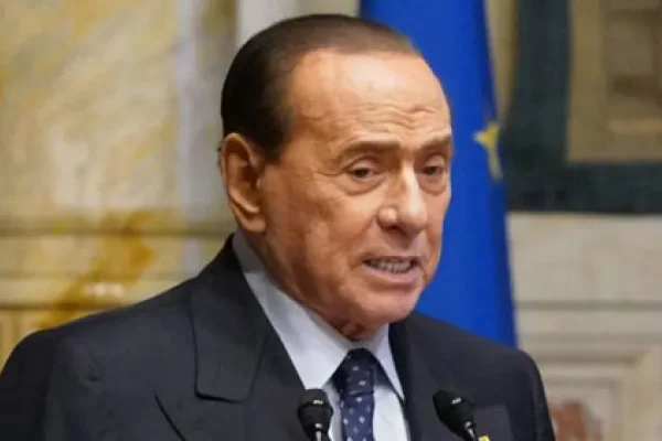 Silvio Berlusconi salió de los cuidados intensivos pero permanece internado