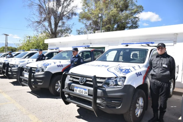 El Gobierno entregó móviles policiales y equipamiento en Chilecito