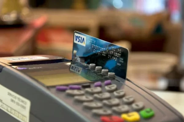 La AFIP vigila las compras con tarjeta de débito: hasta qué montos se podrá gastar sin controles