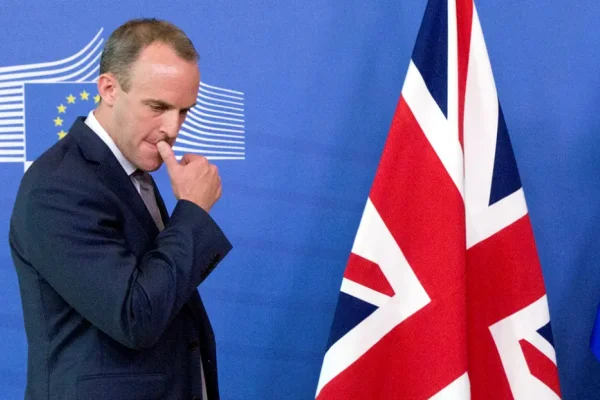 Renunció el viceprimer ministro británico tras las acusaciones de acoso laboral