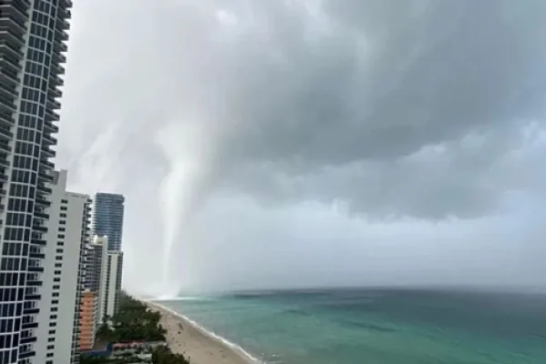 Miami: una tromba marina tocó tierra y desató el pánico en la playa