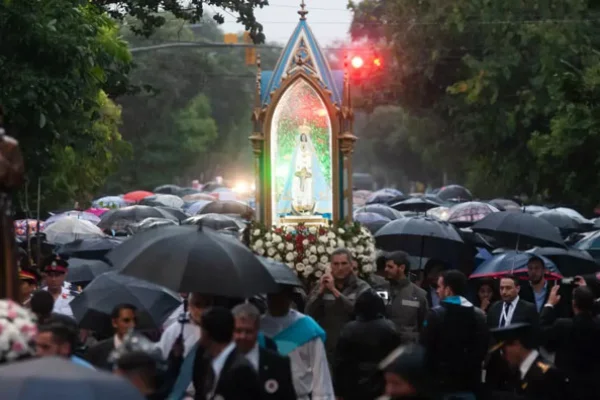 Miles de fieles caminaron bajo la lluvia junto a la Virgen del Valle