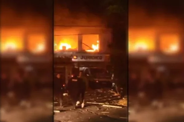 Impresionante incendio en una casa de Santos Lugares: estaban arreglando una fuga de gas y explotó la vivienda