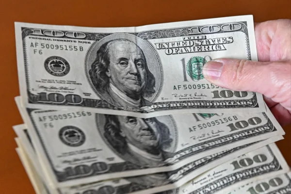 Dólar hoy : la cotización libre sube 33 pesos en el día y alcanza los $495 para la venta
