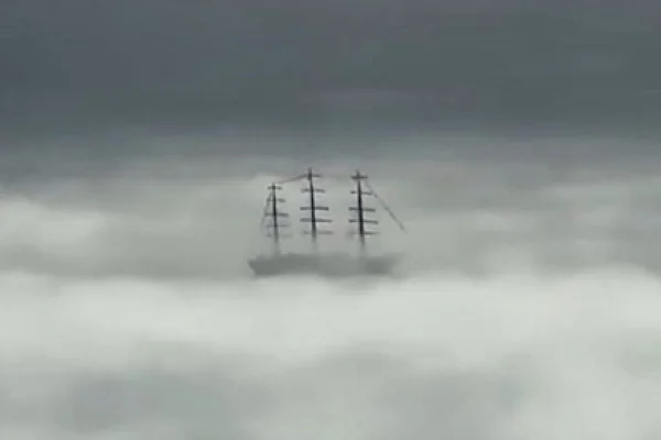 Una marplatense captó a la Fragata Libertad “navegando sobre las nubes”