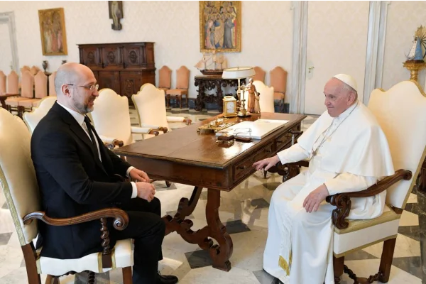 El primer ministro ucraniano se reunió con el papa Francisco y le mostró imágenes del horror de la guerra