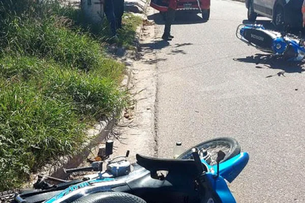 Dos motociclistas heridas tras un choque en la zona sur