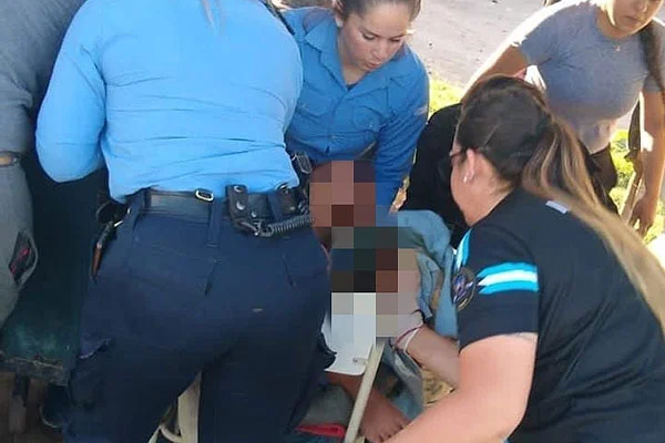 Policías parteros asistieron a una mujer que dió a luz a una bebé en el barrio Francisco II