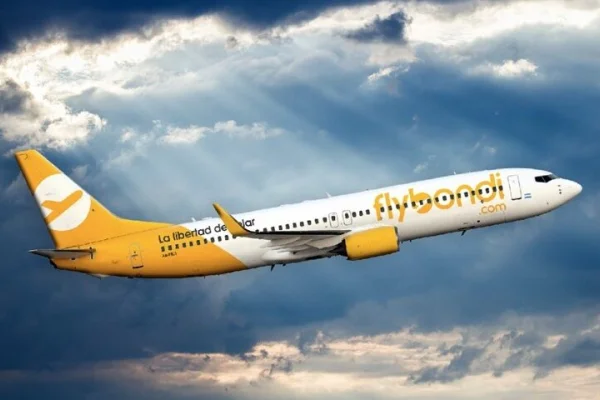 Un avión de FlyBondi tuvo que abortar el aterrizaje por los fuertes vientos en Aeroparque