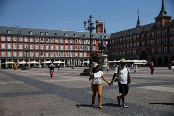España busca argentinos sin experiencia para trabajar y vivir en el país: los requisitos