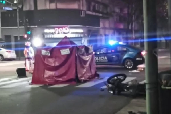 Choque fatal en Parque Patricios: un auto chocó a una moto y quedó incrustado en una farmacia