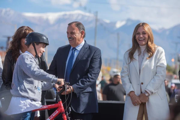 En Chilecito se entregaron más de 200 bicicletas a estudiantes, 406 escrituras y 100 decretos de pase a planta permanente