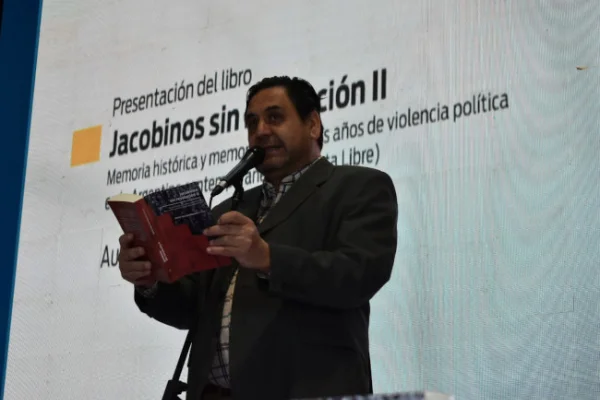 Docente de la UNLaR presentó libro en la Feria Internacional del Libro
