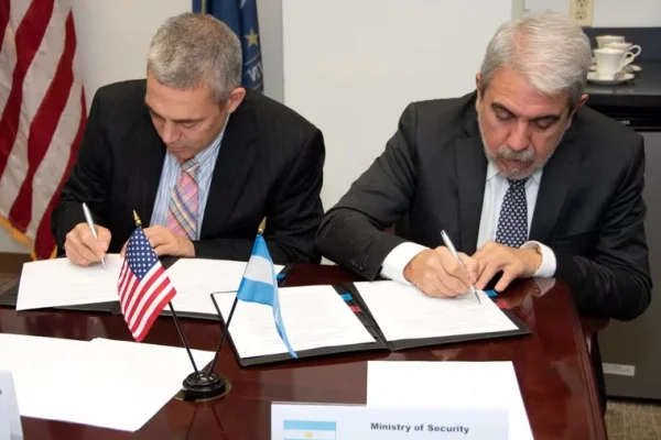 Aníbal Fernández firmó un acuerdo con el FBI para crear un equipo de trabajo conjunto con las fuerzas federales argentinas