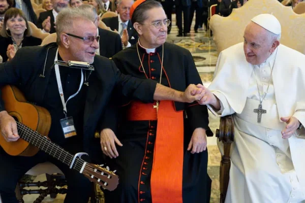 En el Vaticano, León Gieco cantó “Sólo le pido a Dios” ante el papa Francisco y más de 100 argentinos